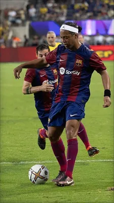 Роналдиньо в матче легенд «Барселоны» убрал на ложном замахе фаната,  выбежавшего на поле: видео - Чемпионат
