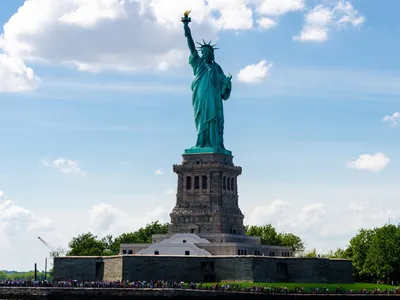 Статуя Свободы И Manhattan Skyline, New York City. США. Фотография,  картинки, изображения и сток-фотография без роялти. Image 13095694