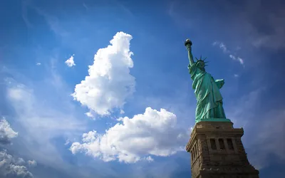 Статуя Свободы в США держит …» — создано в Шедевруме
