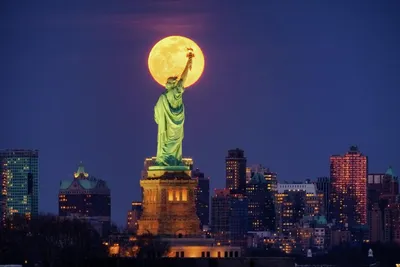 Статуя Свободы Против Голубого Неба Красивым Облачным Фоном Нью Йорке  стоковое фото ©bloodua 657923572