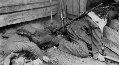 Тела убитых немецких солдат у входа в дом на Восточном фронте — военное фото