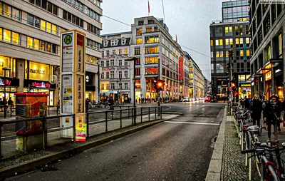 Улицы Берлина, Германии редакционное стоковое фото. изображение  насчитывающей германия - 67807723
