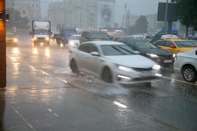 В интернет выложили фото и видео сильнейшего урагана в Москве - Российская  газета