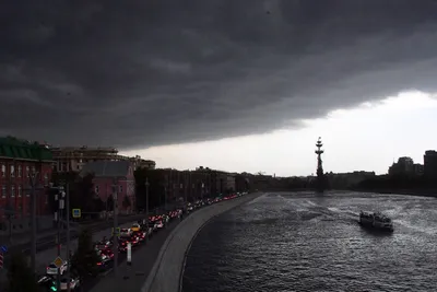 Появились фото и видео последствий урагана в Москве — РБК