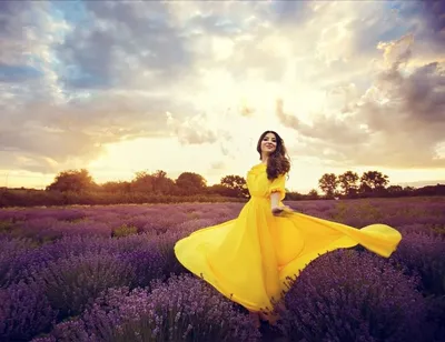 Красивая молодая женщина в лавандовом поле в летний день :: Стоковая  фотография :: Pixel-Shot Studio