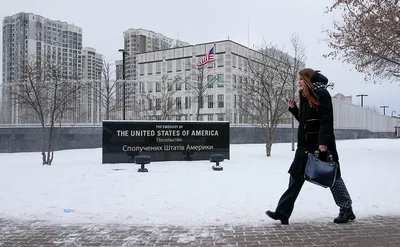 Посольство США в Киеве временно приостановило свою работу - Российская  газета