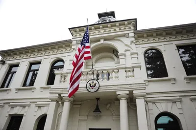 Посольство США каждый год вывешивает флаг ЛГБТ в Нур-Султане. В соцсетях  каждый год это обсуждают