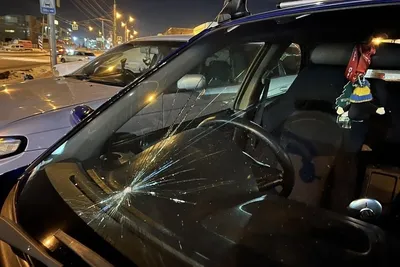 Подхожу к машине — а она прострелена»: в Новосибирске пробили лобовое стекло  иномарке основателя «АСТ-54» - KP.RU
