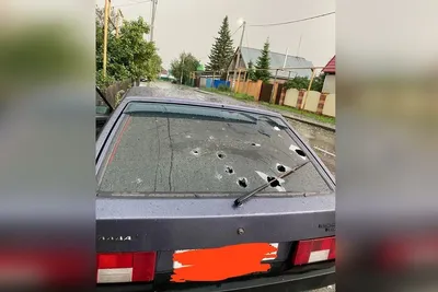 В лобовом несколько дыр: в Новосибирске огромный град пробил стекло  автомобиля - KP.RU