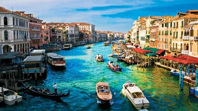 Скачать 2560x1440 италия, венеция, река, дома, причал обои, картинки 16:9
