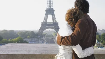 Обои на рабочий стол Влюбленная пара на фоне Эйфелевой башни Париж Франция,  обои для рабочего стола, скачать обои, обои бесплатно