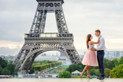 Счастливая Романтическая Пара Наслаждается Поездкой Париж Франция  Влюблённые Мужчина Женщина стоковое фото ©encrier 606278950