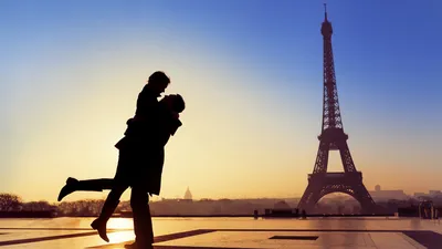 Счастливая романтическая пара в Париже, рядом с Эйфелевой башней Стоковое  Изображение - изображение насчитывающей любовник, подруга: 161521945