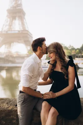 Пара перед Эйфелевой башней в Париже, Франция стоковое фото ©encrier  148506219