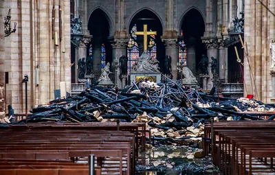 Фото дня: Внутри сгоревшего собора Парижской Богоматери