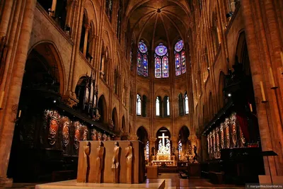 Скромный интерьер собора Нотр-Дам-де-Пари - aroundcard