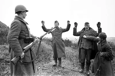 Немецкие солдаты сдаются в плен красноармейцам — военное фото