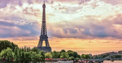 В Париже возле Эйфелевой башни устроили показ украинских вышиванок