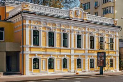 В центре Москвы построили необычный жилой комплекс со стеклянными  электрическими колоннами