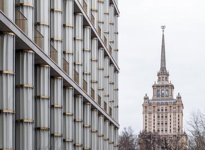 В центре Москвы построили необычный жилой комплекс со стеклянными  электрическими колоннами