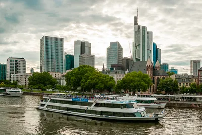 Переезд в Германию на ПМЖ: почему Франкфурт является самым недооцененным  городом | by International Wealth | ВНЖ и ПМЖ за Границей | Medium