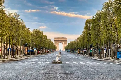 Romantic France - Елисейские поля Шанз-Элизе — центральная улица Парижа,  одна из самых красивых, зеленых и известных в городе. Тянется по  центральной части французской столицы почти на 2 км. Елисейские поля  традиционно