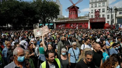 Во Франции десятки тысяч людей вышли на манифестации против «санитарных  пропусков»