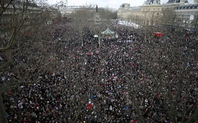 Во Франции эвакуировали людей из Лувра и Версальского дворца, в стране  ввели режим \"чрезвычайной готовности к