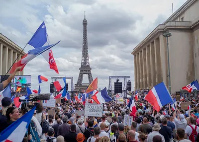 Более 160 тысяч людей во Франции вышли на протесты против коронавирусных  ограничений. Полиция применяла газ и водометы