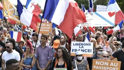 Во Франции снизилось число протестующих против «санитарного пропуска»