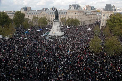 Во Франции тысячи людей вышли на улицы своих городов, чтобы почтить память  убитого учителя