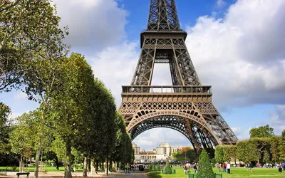 Почему Франция так популярна для туризма? Климат, горы, парки и столица» —  создано в Шедевруме