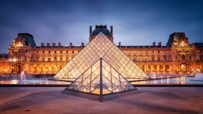 Скачать обои город, Франция, Париж, вечер, Лувр, освещение, подсветка,  площадь, раздел город в разрешении 1600x900