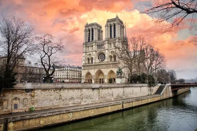 Собор парижской богоматери В париже, Франция 2 Campanile шпиль с небом и  облака Стоковое Изображение - изображение насчитывающей процитируйте,  известно: 183653523