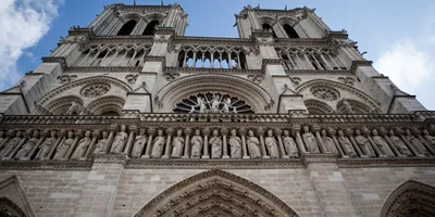 Собор парижской богоматери в Париже Франции солнечный день. Стоковое  Изображение - изображение насчитывающей задий, тяжелый: 204417579