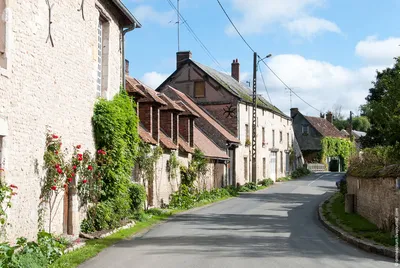 Приятная французская деревня Йевр-ле-Шатель