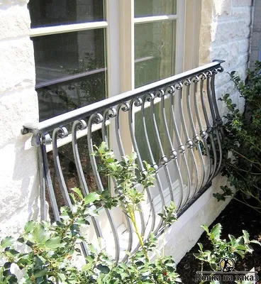 Купить Кованый французский балкон с выпуклым классическим симметричным  узором ручной работы за 45 500 руб у производителя \"Знатная ковка\"
