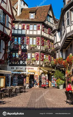 Красочные Традиционные Французские Дома И Магазины В Кольмаре, Эльзас,  Франция Фотография, картинки, изображения и сток-фотография без роялти.  Image 86942792