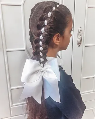 Roza. on Instagram: “⠀ #ПрическиВшколу 🌼 ⠀ Четырёхпрядная коса с лентой  ⠀…” | Прическа для выпускного бала, Идеи причесок, Прически на длинные  волосы