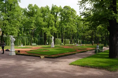Красивые французские сады перед Версальским дворцом недалеко от Парижа,  Франция Стоковое Фото - изображение насчитывающей король, декоративно:  158601284
