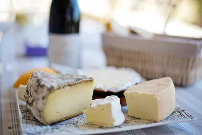 La Fromagerie du Louvre, качественные французские сыры, коробки для пикника  и сэндвичи на вынос - Sortiraparis.com