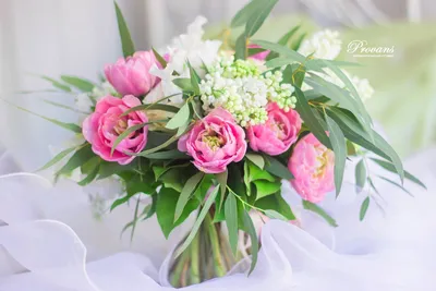 Французские тюльпаны и розы . Цена: 9500 руб в интернет-магазине  Centre-flower.ru
