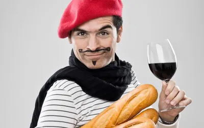 Разрушаем стереотипы: почему мы думаем, что все французы носят берет и лук  | SLON