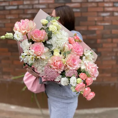 Купить большой букет из французской розы и гортензии по доступной цене с  доставкой в Москве и области в интернет-магазине Город Букетов