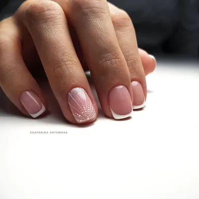 Акцент на безымянном пальце, Вечерний дизайн ногтей, Дизайн ногтей френч,  Зимний маникюр с блестками, Идеи маникюра с… | Manicure, Gel french  manicure, French nails