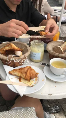 Причудливый французский завтрак Стоковое Фото - изображение насчитывающей  кофе, французско: 95244352