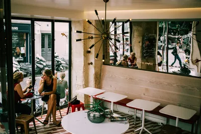 Фотообои Французское кафе со столиками на террасе в Париже