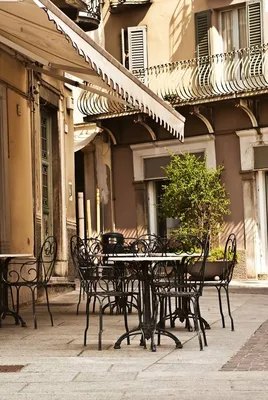 Типичное Французское Кафе На Углу Двух Улиц Париж — стоковые фотографии и  другие картинки Бульвар - iStock