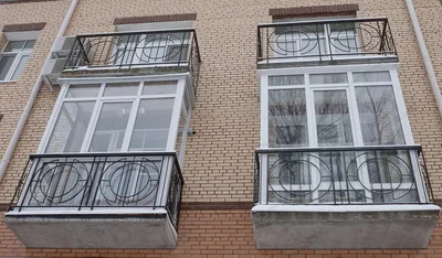 Французское остекление балкона пластиковыми окнами с фигурными ограждениями  в Москве