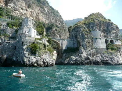 Вид на арк-мост Фиордо ди Фуроре, построенный между скалистыми скалами над  Тырренским морским заливом в регионе Кампания в Италии Редакционное Фото -  изображение насчитывающей итальянско, заводы: 165150046